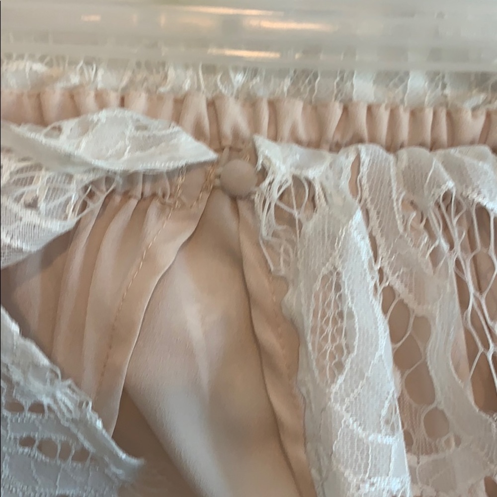 Tobi White Lace Romper size Small - Picture 4 of 5